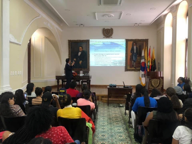 Conferencia sobre Corea a cargo del embajador Kim Doo-sil en la Unviersidad de Cartagena. | Embajada de Corea en Colombia